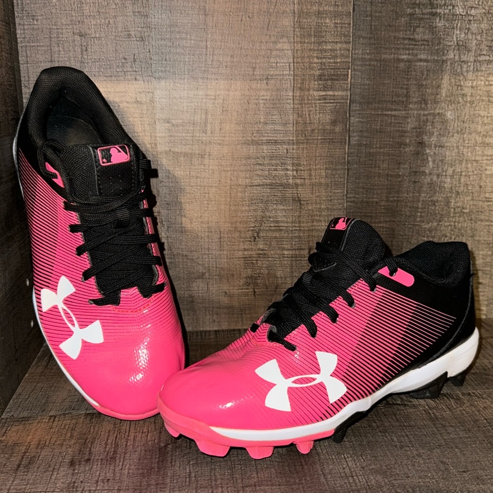 UNDER ARMOUR Girls  SPORTS  Cleats- size 1.5Y SOFTBALL BASEBALL